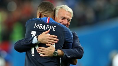 ديشامب يدافع عن بطل العالم