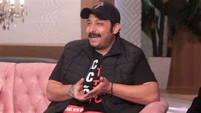 أنا وموني والعريس.. شاهد محمد ثروت في حفل زفاف نجل عادل إمام