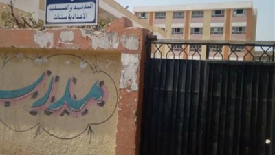 صور.. رئيس حي التبين يتابع استعدادت المدارس للعالم الدراسي الجديد