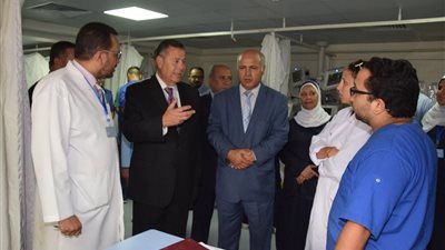 صور.. محافظ بني سويف يطمئن على تقديم الرعاية الطبية الكاملة لـ 4 حالات قسطرة قلب