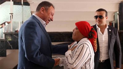 صور.. محمود الخطيب يحقق أمنية مشجعة الأهلي في لافتة إنسانية