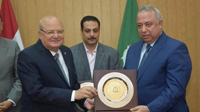 محافظ الشرقية يهدي اللواء خالد سعيد درع وأوسكار المحافظة