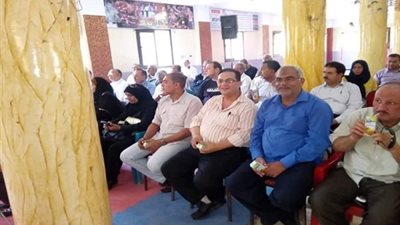 صور.. رئيس شبين القناطر يعقد لقاءا لتقنين أوضاع 