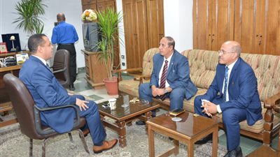 صور.. رئيس جامعة أسيوط السابق ونائبه يلتقيان 