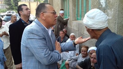 محافظ الشرقية يُشدد على مسئول مكتب بريد الزوامل بتواجده منذ الصباح الباكر