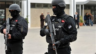 حادثة البوعزيزي تتكرر.. متقاعد تونسي يحاول نحر نفسه لهذا السبب