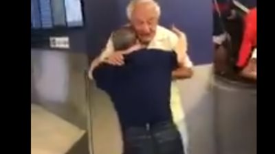 فيديو.. لقاء بعد رحلة طويلة.. شاهد كيف قابل هذا الشاب والده بالمطار؟