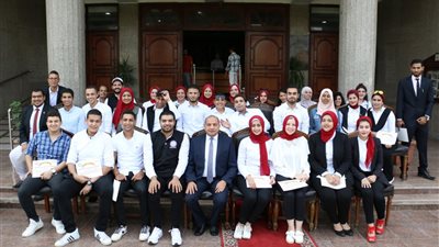 رئيس جامعة بنى سويف يكرم 50 طالبا لإستقبالهم الرئيس السيسي أثناء افتتاح عدد من المشروعات