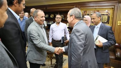 محافظ كفرالشيخ يناقش تنفيذ مشروعات البرنامج الوطني لإدارة المخلفات الصلبة