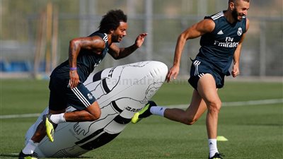 فيديو .. بنزيما يواصل تألقه في تدريبات ريال مدريد