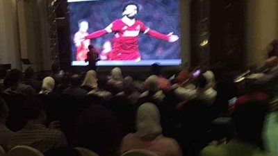 طبيب إيطالي يرتدى تى شيرت صلاح خلال إلقائه محاضره