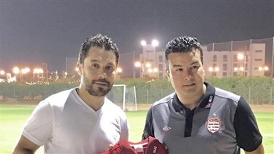 نائب رئيس الأفريقي  التونسي يهدي أحمد حسن قميص الفريق