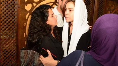 نجوم الفن يقدمون واجب العزاء فى والدة الفنانة ألفت عمر 