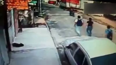 فيديو| علقة ساخنة لشاب حاول سرقة فتاة تحت شعار 