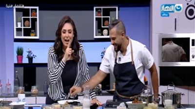 فيديو.. منى عراقي تقتحم الاستديو وتخطف بطة على الهواء !! .. شوف اللي حصل
