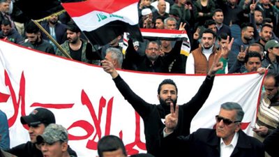 العراق على صفيح ساخن.. والمحتجين يشعلون النار في مقرات الأحزاب 