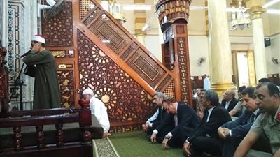 توافد المصلين على ساحة مسجد عمر بن عبد العزيز في بني سويف لأداء صلاة الجمعة