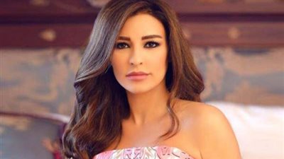 ماغي بو غصن تخطف الأنظار بـ الأبيض 