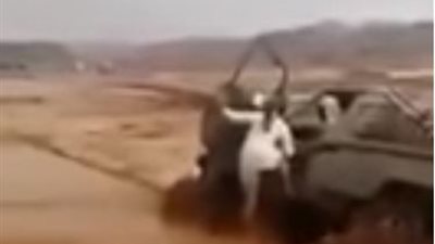 فيديو| لحظة إنقاذ رجل من الموت والسبب سيول