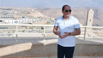 صور.. الرئيس السيسي يشيد بالجهود المبذولة لإنجاز مشروعات هضبة الجلالة