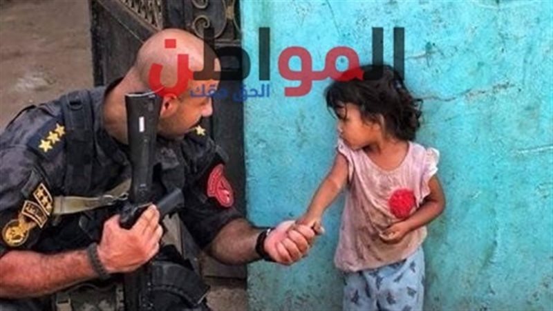 رجال الشرطة تداعب