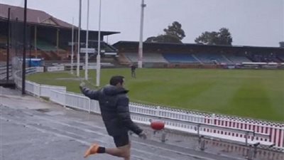 شاهد.. لاعب يتسبب في صاعقة بعد ركل الكرة بطريقة غريبة