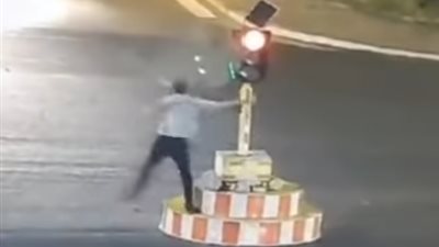 انت جبت من الأخر.. سائق تعب من الانتظار في إشارة المرور شاهد ماذا فعل 