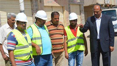 صور.. رئيس مدينة مطوبس يتابع أعمال تطهير شبكات الصرف الصحي