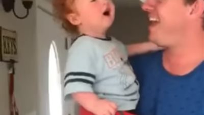 فيديو| نعم ياختي.. لن تتوقع رد فعل طفلة حصل شقيقها على هاتف محمول  