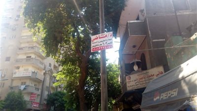 صور.. حملات مكبرة لرفع اللافتات المخالفة بحي مصر القديمة