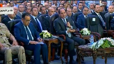 السيسي لـ محافظ قنا : خلى حد من الشباب يتكلم عن شبكة الطرق والكبارى 