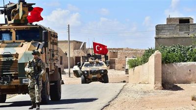 تركيا تعزز قواتها العسكرية على الحدود السورية