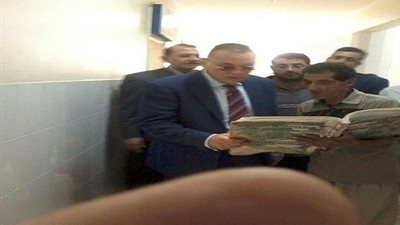 صور.. محافظ الشرقية يتابع سير العمل بمنيا القمح ويحيل موظف للتحقيق 