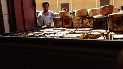 صور.. ضبط جبنة رومي فاسدة ومواد غذائية منتهية الصلاحية في حملة تموينية بـ البحيرة