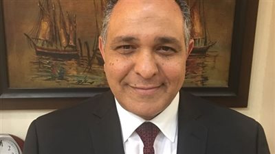 رئيس المصرية للمطارات يكرم العاملين المحالين على المعاش 