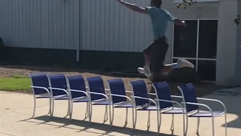  شاب يطير في الهواء