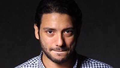  شاهد أحدث جلسة تصوير لـ حفيد فريد شوقي 