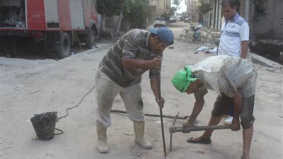 صور.. رئيس مدينة دسوق يتابع تطهير شبكات الصرف الصحي