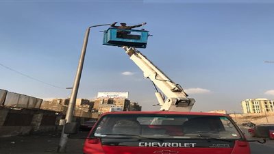 صور.. جهود مكثفة بحى غرب مدينة نصر لرفع كفاءة شبكة الإنارة ورفع المخالفات