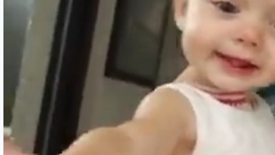 شاهد.. رد فعل غريب من طفلة تسمع صدى الصوت لأول مرة!