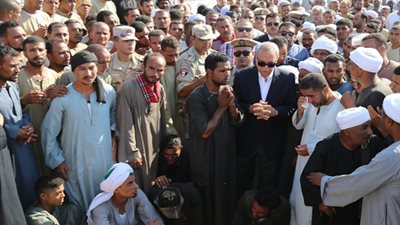 صور.. محافظ قنا يشهد جنازة شهيد القوات المسلحة بـ مسقط رأسه 