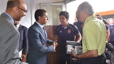 صور.. بعثة الأهلي تصل كوناكري.. والقنصل المصري فى إستقبالها