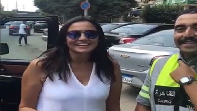 فيديو.. بشرى تترجل من سيارتها لتشيد بأحد رجال المرور 