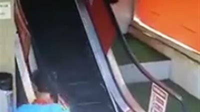 فيديو.. لن تتوقع ماذا فعل رجل في امرأة داخل مول