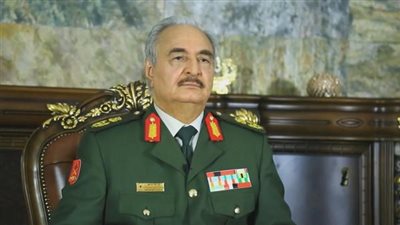 حفتر يؤكد : قطر تشن مؤامرات خفية للإيقاع بين ليبيا والجزائر