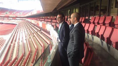 صور.. عضو الأهلي يظهر في ملعب أرسنال.. تعرف على السبب