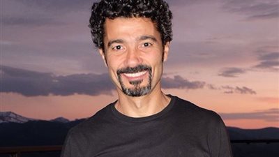 في عيد ميلاده الـ 52 خالد النبوي يثبت أن الشكل مش بالسن