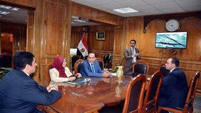 صور.. محافظ القليوبية يبحث الفرص الإستثمارية بالقناطر الخيرية والخانكة