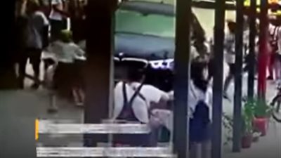 شاهد.. مدرسة تقوم بدهس طلابها أسفل عجلات سيارتها