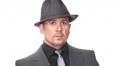 بالصورة.. هشام عباس يحتفل بـعيد ميلاده الـ 55 على طريقته الخاصة